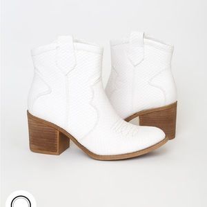 Lulus Unite White Snake Ankle Booties in Size 7.5